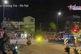 Hình ảnh nhiều tài xế ở Hà Nội liều mình vượt rào chắn, 'chạy đua' với tàu hỏa