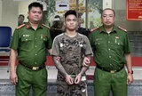 Bắt giữ thanh niên ‘xăm trổ’ vác điếu cày đánh người trên phố ở Hà Nội