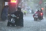 Mưa lớn dồn dập trút xuống miền Bắc, kéo dài đến khi nào?
