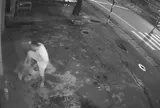 Truy tìm thanh niên giữa đêm hành hung cụ ông bán vé số nằm trên vỉa hè quốc lộ