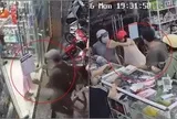 Clip phẫn nộ: Nam thanh niên sức dài vai rộng xô cửa va trúng bé gái, bị nhắc nhớ thì quay sang