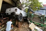 Xe tải mất lái tông trúng ô tô đậu bên đường, bật gốc cây lộc vừng