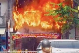 Ngôi nhà mặt tiền Quốc lộ 1 bốc cháy ngùn ngụt