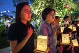 Hàng nghìn người thắp nến tưởng niệm nạn nhân Covid-19 tại Tượng đài Giọt nước