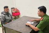 Buồn vì vợ bỏ đi, người đàn ông chạy xe máy lạng lách, tông vào ô tô giữa phố