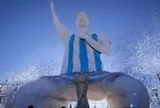 Tượng Messi cao nhất thế giới trong tư thế quỳ khiến dư luận tranh cãi