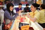 Đọc nhanh 7-7: Giá vàng giảm; Một công ty ở TP.HCM bị phong tỏa 155 triệu đồng trong ngân hàng