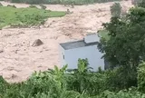 Người đàn ông kể phút dắt vợ và 4 con tháo chạy khỏi căn nhà bị lũ đánh sập