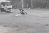 Quốc lộ biến thành 'sông', nước đục ngầu cuốn trôi xe máy của nam thanh niên