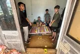 Đột kích căn nhà hoang, cảnh sát thu giữ điếu cày và lọ thuốc nhỏ mắt chứa chất lạ: Sự thật bên trong khiến nhiều người bất ngờ