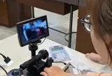 Khách rủ nhau đi soi dãy số 'li ti' bên trong viên kim cương