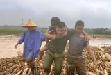 Thiếu tá công an kể phút nắm tay nhau thành 'sợi dây người', cứu 2 người giữa lũ xiết