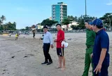Công an làm việc với nhóm người bẻ, nhặt san hô ở bãi biển Hòn Chồng