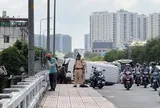 Lật xe trên cầu ở TPHCM: Tài xế nhảy xuống kênh, đòi đánh người giải cứu