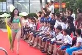 Để thí sinh hoa hậu trình diễn bikini trước mặt học sinh, ban tổ chức xin lỗi