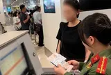 Nhiều ngày trước, một hành khách mang quốc tịch Trung Quốc bị chặn lại ở cửa khẩu sân bay Nội Bài