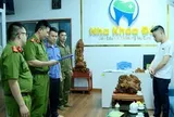Thi hành lệnh khám xét, khởi tố chủ phòng khám nha khoa Hoàng Trọng Nguyên SN 1988