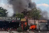 Cháy dữ dội dãy quán bia, lán xưởng tạm ở Hà Nội, nhiều tiếng nổ phát ra