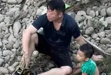 Phó Chủ nhiệm Ủy ban Kiểm tra Đảng ủy xã cứu cháu bé giữa dòng nước xiết