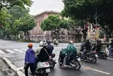 Người đi xe máy khi dừng đèn đỏ có được sử dụng điện thoại không? Cơ quan công an giải đáp