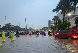 Mưa xối xả cuối giờ chiều ở Hà Nội, nhiều xe chết máy giữa đường ngập sâu