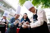 Khi các nhà ngoại giao ở TP.HCM có dịp 'ồ, à' với ẩm thực Việt