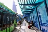 Giúp bạn đến tận trạm xe buýt nghe con, đừng bỏ bạn giữa đường