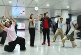 Ga metro Bến Thành thành sân khấu nhạc kịch, hành khách thích thú dừng xem
