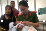 Người nhặt phế liệu bất ngờ thấy bé gái 2 tháng tuổi trong giỏ nhựa ven đường