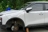 Ô tô bị tháo trộm 2 bánh trong đêm tại khu đô thị ở Hà Nội