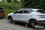 Nữ chủ ô tô kể phút biết xe bị tháo mất 2 bánh khi đỗ ở khu đô thị Hà Nội