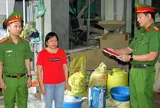 Khởi tố giám đốc công ty và chủ cửa hàng bán gạo 'nhái' Séng Cù Mường Khương