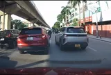 Clip ô tô và xe máy liên tục tạt đầu nhau ở Hà Nội, một xe bị hất văng