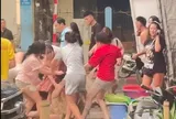 Nhóm người đánh hội đồng cô gái giữa phố Hà Nội, công an vào cuộc xác minh