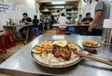Một bữa cơm trưa theo tôi hơn hai mươi năm