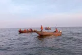 Bố bị thương nặng, con gái 2 tuổi rơi xuống biển mất tích