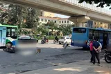 Xe máy va chạm với xe buýt ở Hà Nội, một cháu bé tử vong tại chỗ