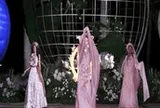 Người đẹp Miss World diễn thời trang ở Đồ Sơn, Lương Thùy Linh trượt ngã