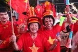 Tuyển Việt Nam vỗ tay tri ân trên sân Mỹ Đình, cổ động viên đổ ra đường ăn mừng chiến thắng