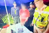Cảnh sát kiểm tra lúc 2 giờ 30 phút, phát hiện "bí mật" trong ốp điện thoại của một nam thanh niên