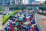 Người Hà Nội đội mưa lớn đến công sở, nhiều tuyến đường ùn tắc