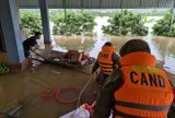 Đường vào nhiều xóm bị nhấn chìm, xã kêu gọi hỗ trợ thuyền