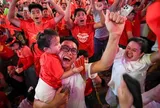 Phố đi bộ Nguyễn Huệ bùng nổ sau chiến thắng của tuyển Việt Nam