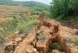 Núi Chòi nứt toác, sụt sâu 4m, nguy cơ hàng ngàn khối đất đá đổ xuống đường nối cao tốc Bắc - Nam