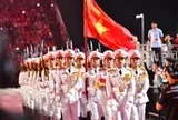 Mưa lớn không ngăn được 40.000 khán giả: 'Tổ quốc trong tim' bắt đầu dưới rợp trời cờ đỏ