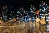 Xuyên đêm dọn chợ sau lũ, giúp tiểu thương Lạng Sơn sớm trở lại buôn bán