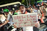Độc lạ dụng cụ ‘đi bão’ của người Hà Nội mừng tuyển Việt Nam vô địch