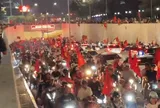 Dòng người ùn ùn trên đường Hà Nội mừng đội tuyển Việt Nam chiến thắng