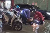 Mưa bất chợt, nhiều tuyến phố Hà Nội bị ngập nước