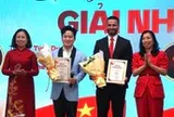 Tùng Dương giành giải nhì cuộc thi viết, nói gì về dư luận chê 'trang phục đỏ chót như múa lân'?